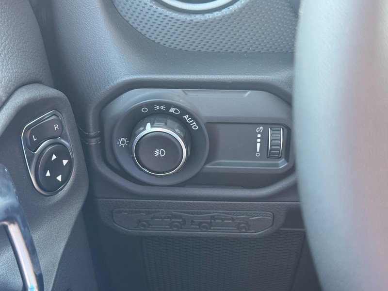 Jeep Wrangler Vehicle Full-screen Gallery Image 13