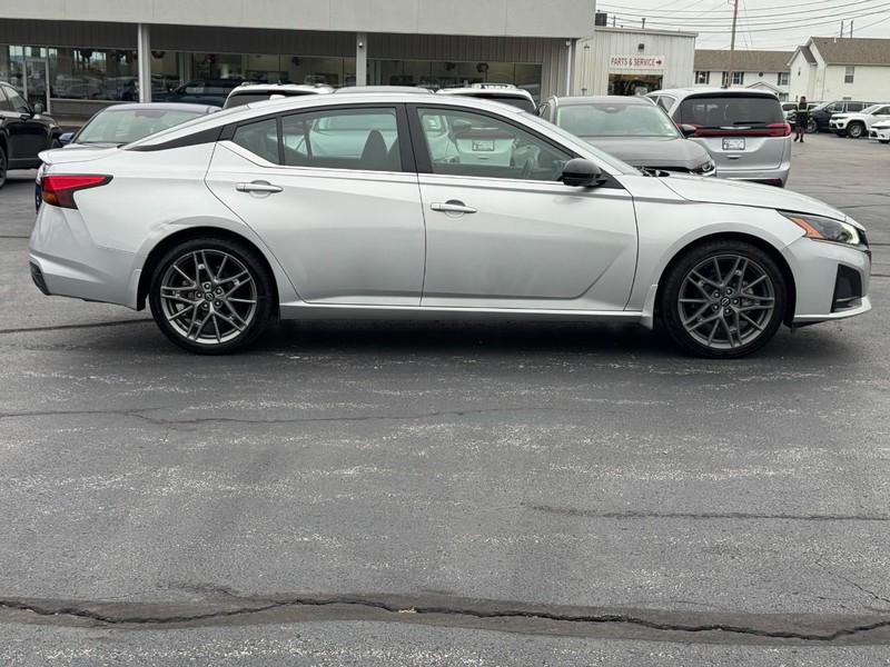 Nissan Altima Vehicle Full-screen Gallery Image 2