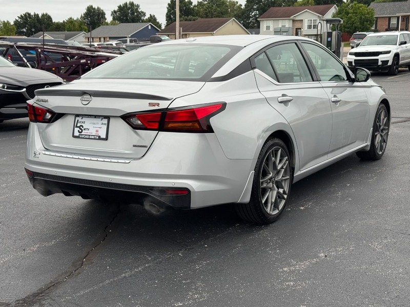 Nissan Altima Vehicle Full-screen Gallery Image 3