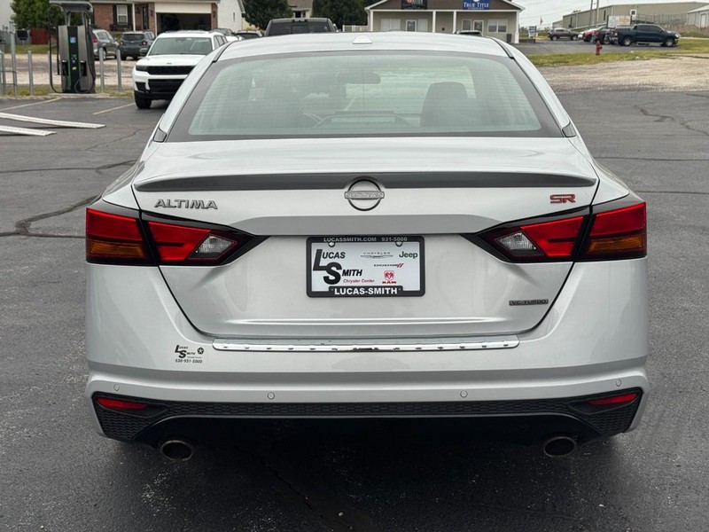 Nissan Altima Vehicle Full-screen Gallery Image 4