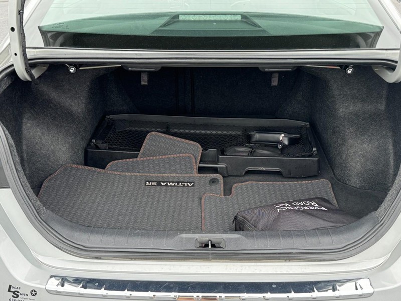 Nissan Altima Vehicle Full-screen Gallery Image 6