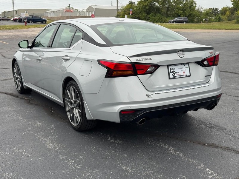 Nissan Altima Vehicle Full-screen Gallery Image 7