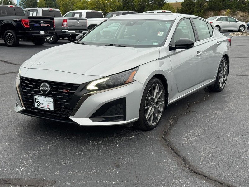 Nissan Altima Vehicle Full-screen Gallery Image 9