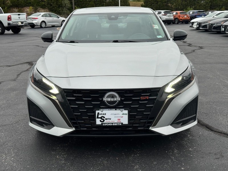 Nissan Altima Vehicle Full-screen Gallery Image 10