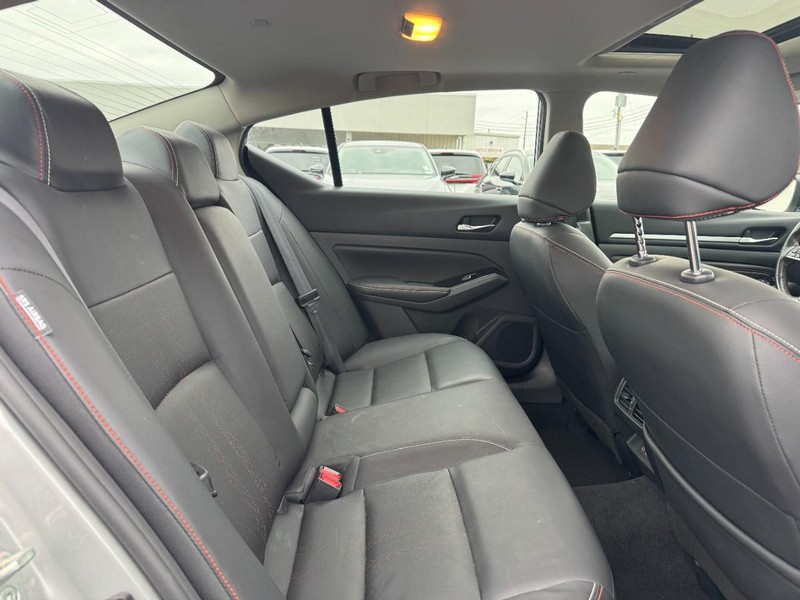 Nissan Altima Vehicle Full-screen Gallery Image 11