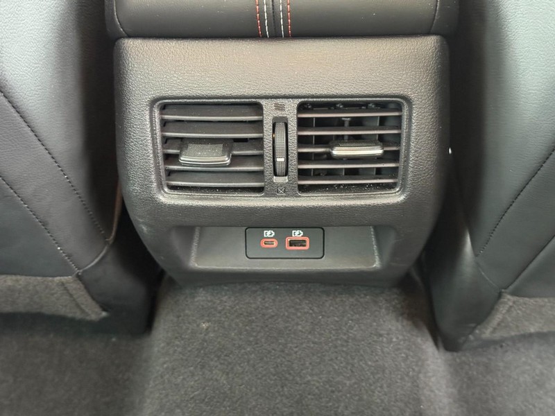 Nissan Altima Vehicle Full-screen Gallery Image 12