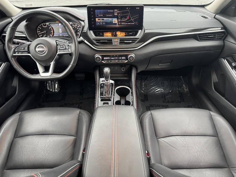 Nissan Altima Vehicle Full-screen Gallery Image 13