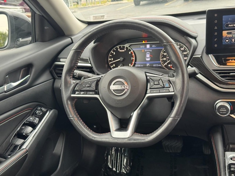 Nissan Altima Vehicle Full-screen Gallery Image 14