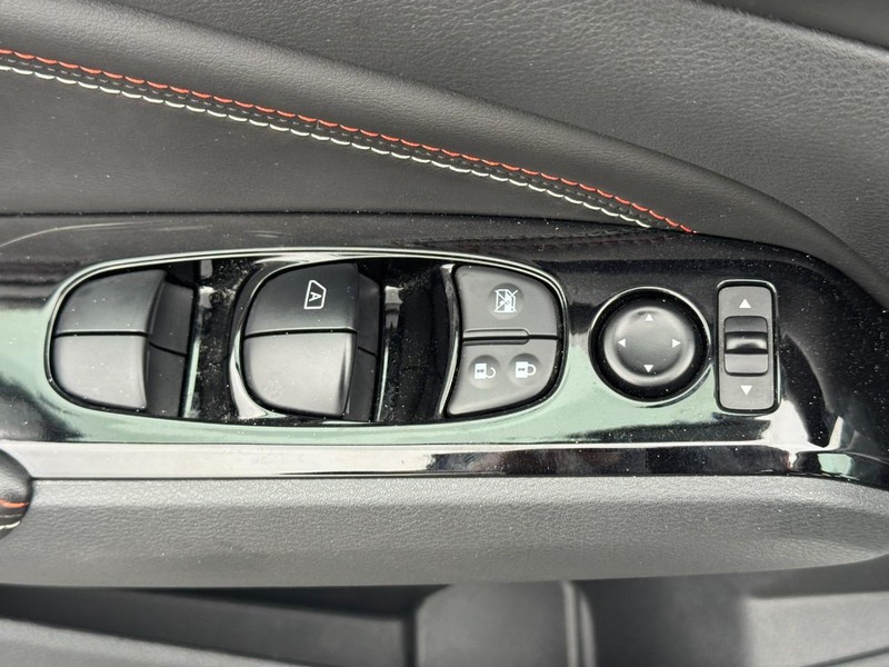 Nissan Altima Vehicle Full-screen Gallery Image 17