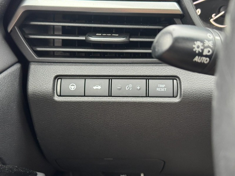 Nissan Altima Vehicle Full-screen Gallery Image 19
