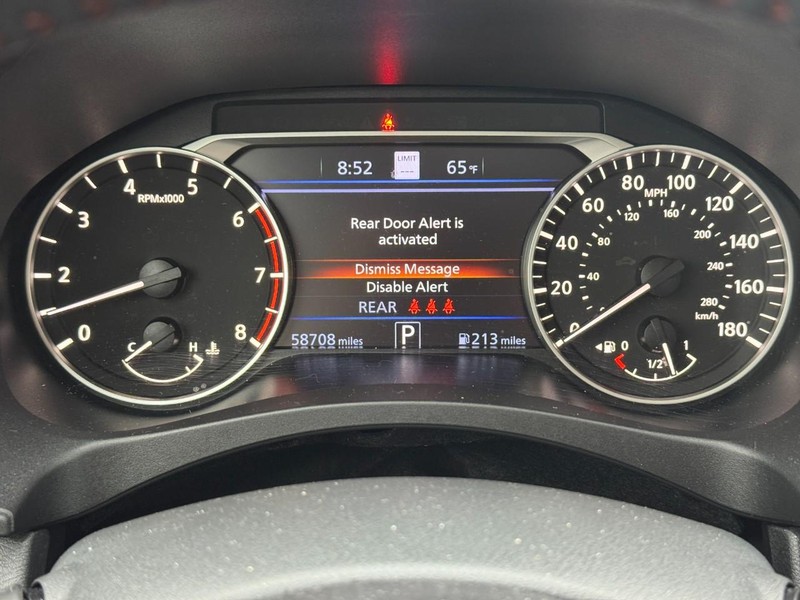 Nissan Altima Vehicle Full-screen Gallery Image 22