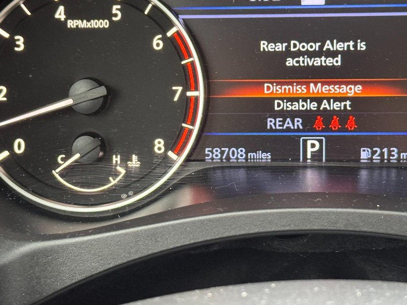 Nissan Altima Vehicle Full-screen Gallery Image 23