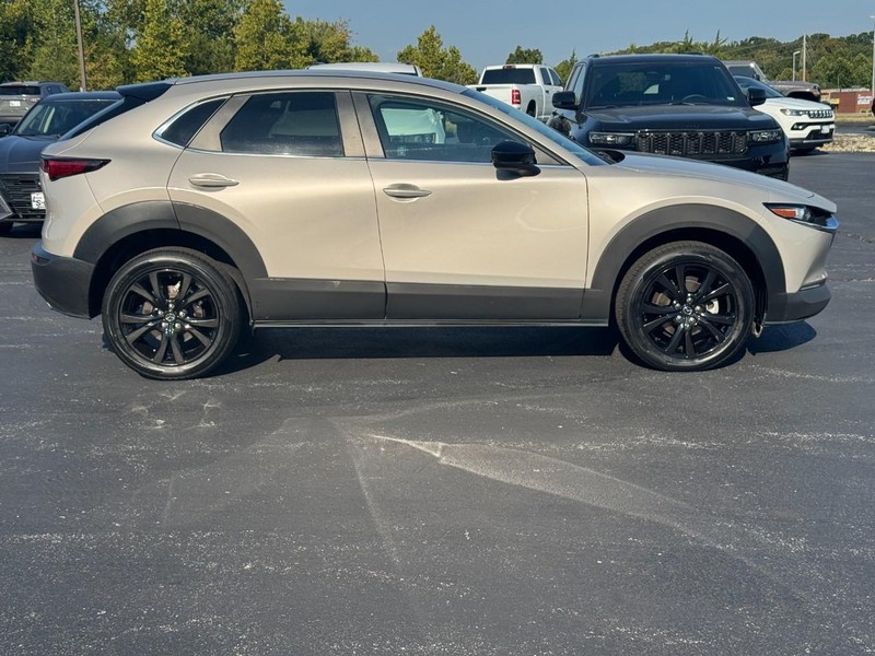 Mazda CX-30 Vehicle Full-screen Gallery Image 2