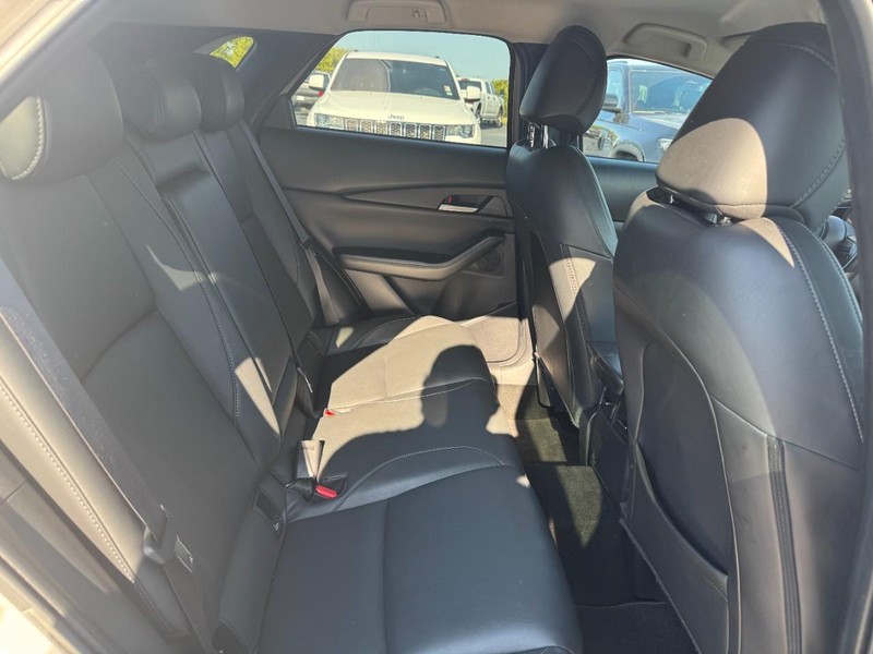 Mazda CX-30 Vehicle Full-screen Gallery Image 11