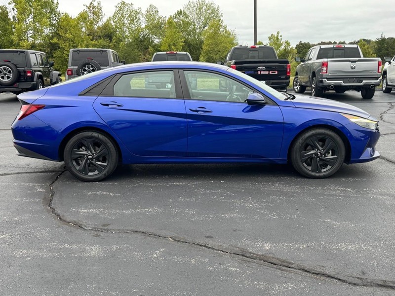 Hyundai Elantra Vehicle Full-screen Gallery Image 2