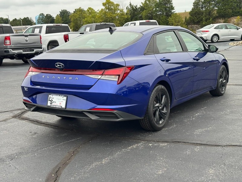 Hyundai Elantra Vehicle Full-screen Gallery Image 3