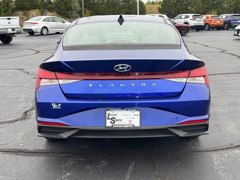 Hyundai Elantra Vehicle Full-screen Gallery Image 4