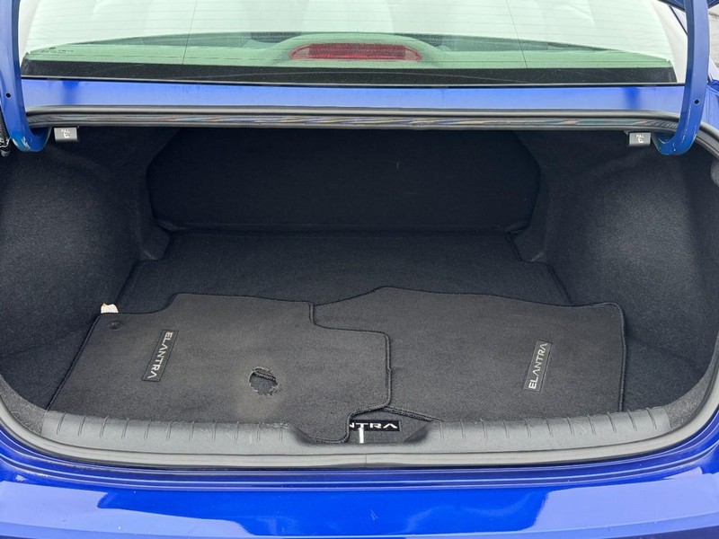 Hyundai Elantra Vehicle Full-screen Gallery Image 5