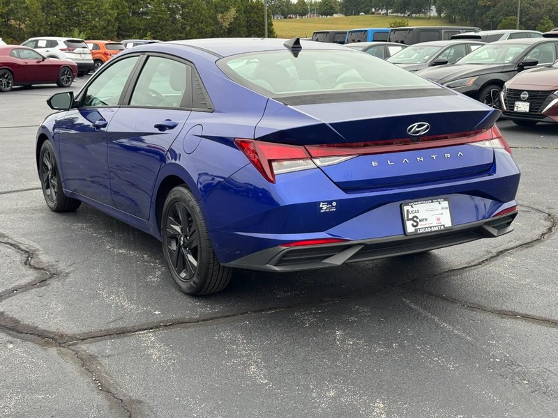 Hyundai Elantra Vehicle Full-screen Gallery Image 6