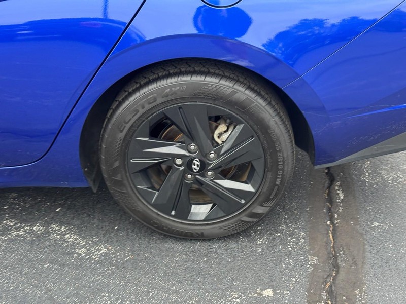 Hyundai Elantra Vehicle Full-screen Gallery Image 7