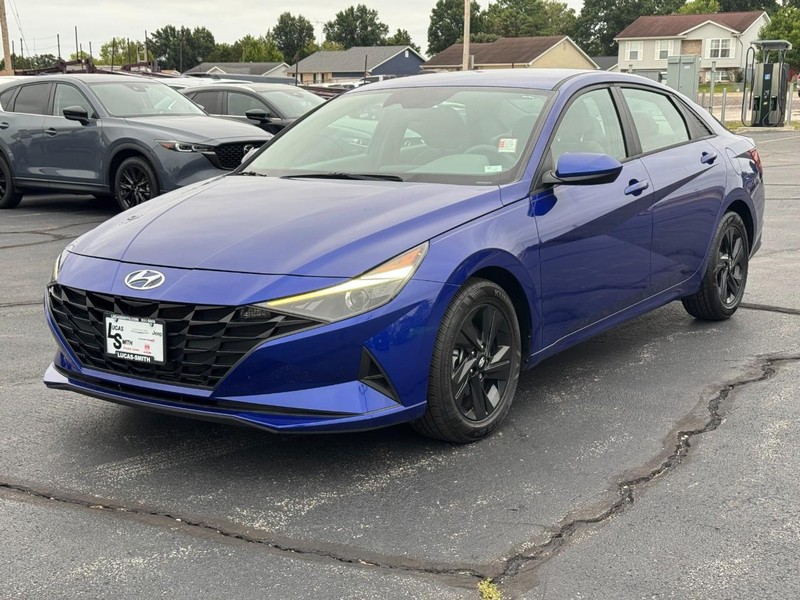 Hyundai Elantra Vehicle Full-screen Gallery Image 8