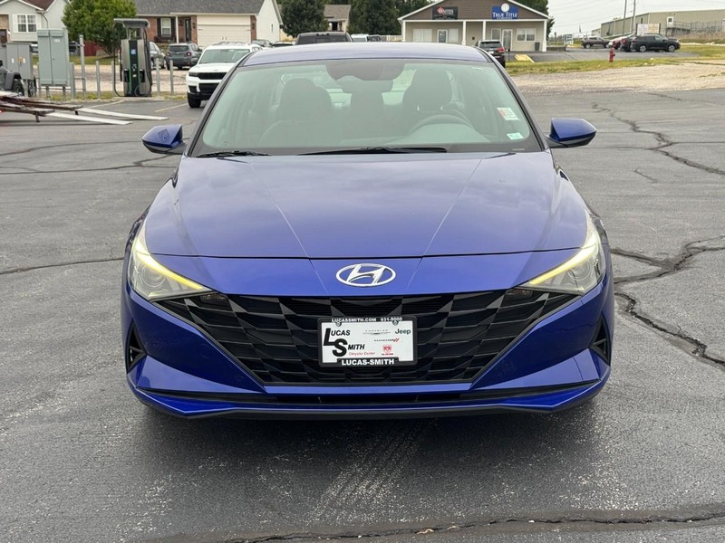 Hyundai Elantra Vehicle Full-screen Gallery Image 9