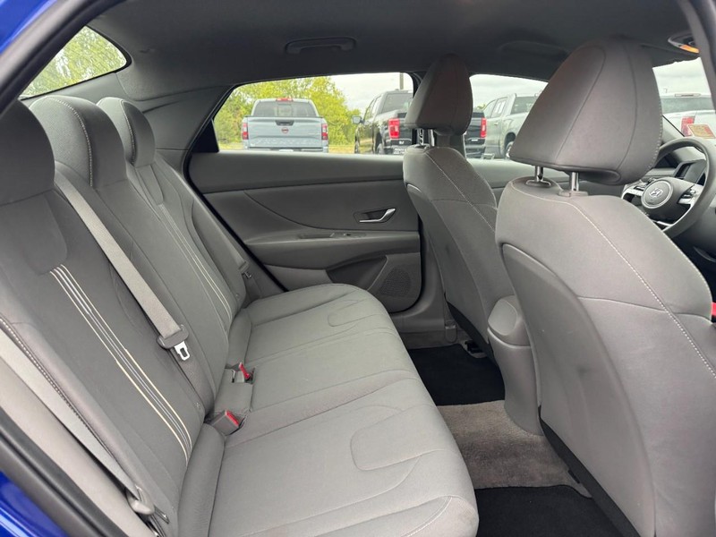 Hyundai Elantra Vehicle Full-screen Gallery Image 10