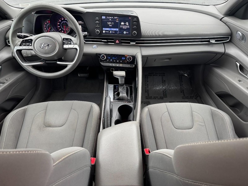 Hyundai Elantra Vehicle Full-screen Gallery Image 11
