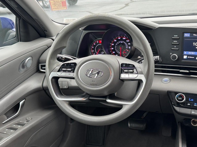 Hyundai Elantra Vehicle Full-screen Gallery Image 12