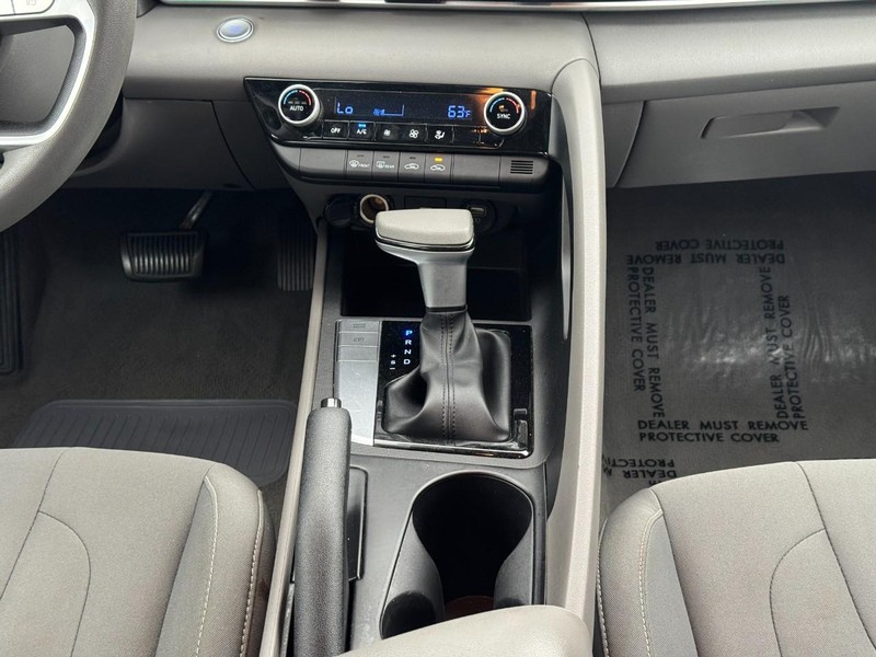 Hyundai Elantra Vehicle Full-screen Gallery Image 14