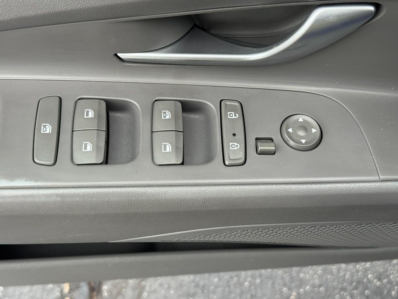 Hyundai Elantra Vehicle Full-screen Gallery Image 15