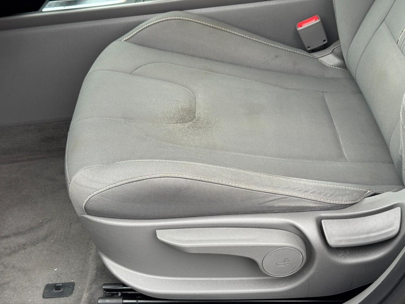 Hyundai Elantra Vehicle Full-screen Gallery Image 16