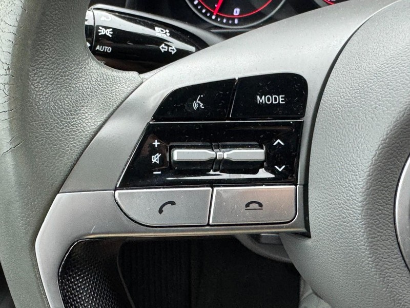 Hyundai Elantra Vehicle Full-screen Gallery Image 18