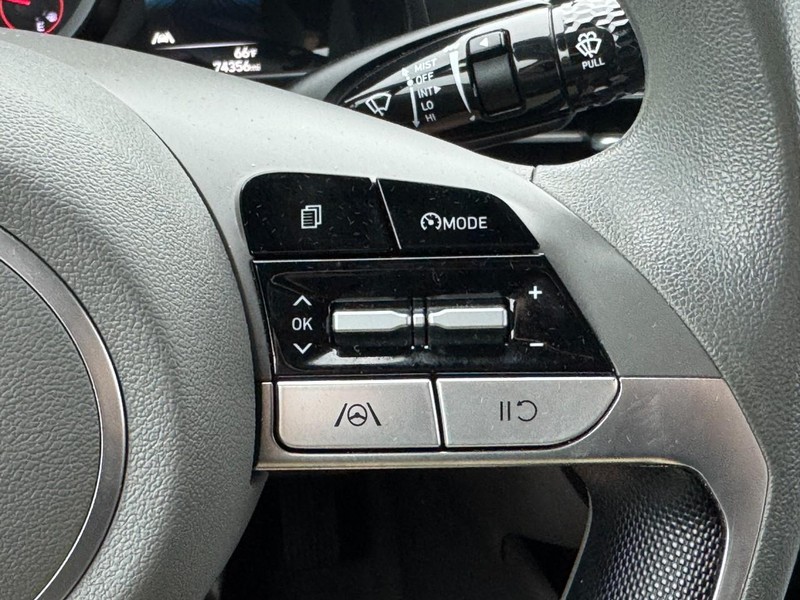 Hyundai Elantra Vehicle Full-screen Gallery Image 19