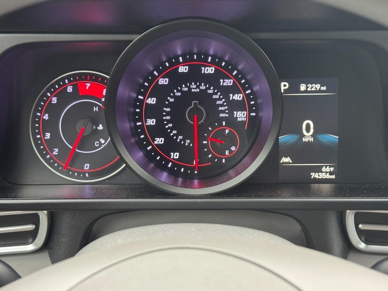 Hyundai Elantra Vehicle Full-screen Gallery Image 20