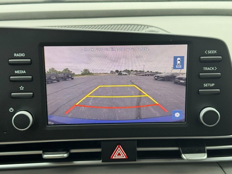 Hyundai Elantra Vehicle Full-screen Gallery Image 22