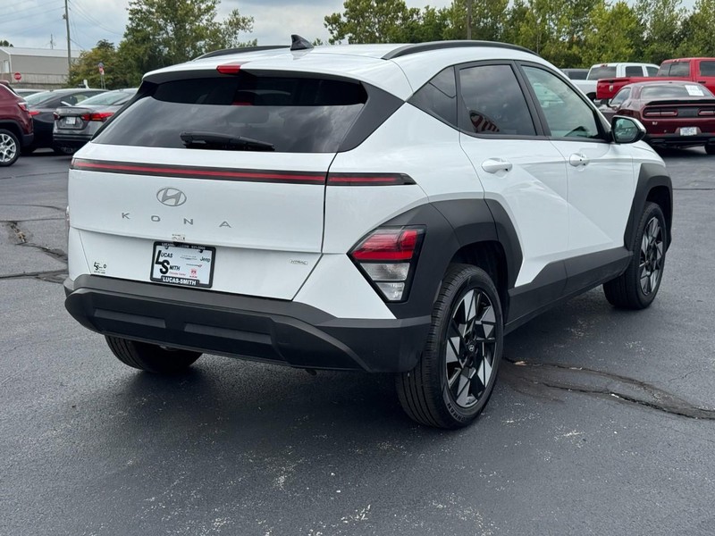 Hyundai Kona Vehicle Full-screen Gallery Image 3