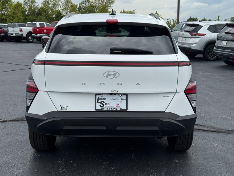 Hyundai Kona Vehicle Full-screen Gallery Image 4