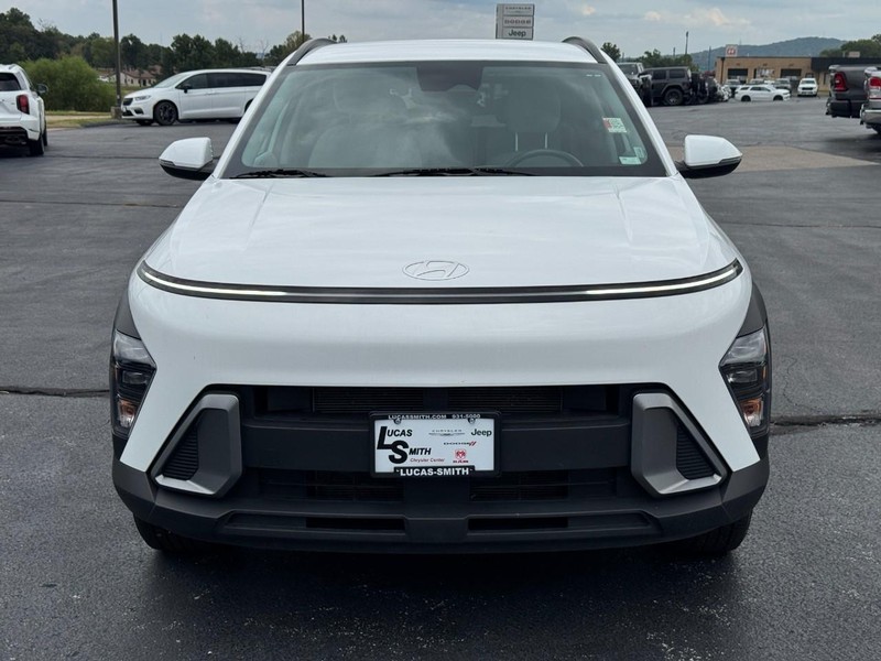 Hyundai Kona Vehicle Full-screen Gallery Image 9