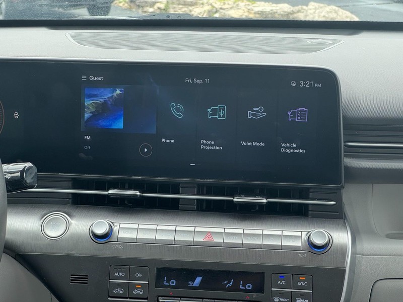 Hyundai Kona Vehicle Full-screen Gallery Image 14