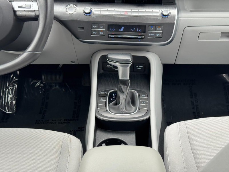Hyundai Kona Vehicle Full-screen Gallery Image 15