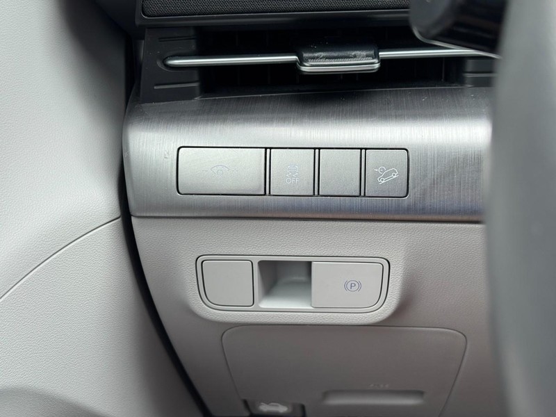 Hyundai Kona Vehicle Full-screen Gallery Image 18