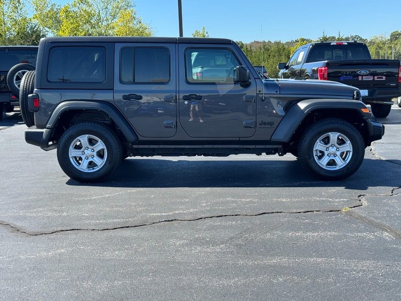 Jeep Wrangler Vehicle Full-screen Gallery Image 2