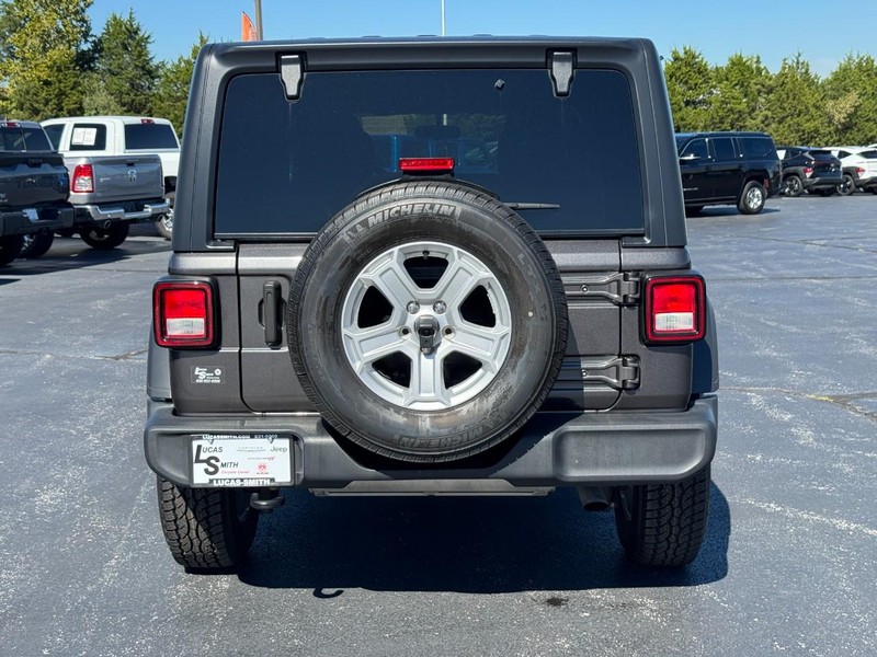 Jeep Wrangler Vehicle Full-screen Gallery Image 4