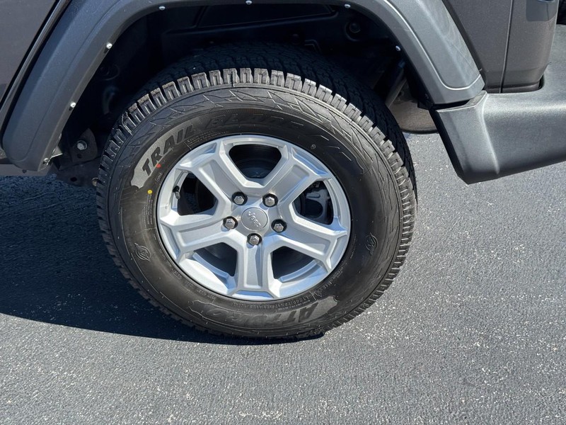Jeep Wrangler Vehicle Full-screen Gallery Image 7