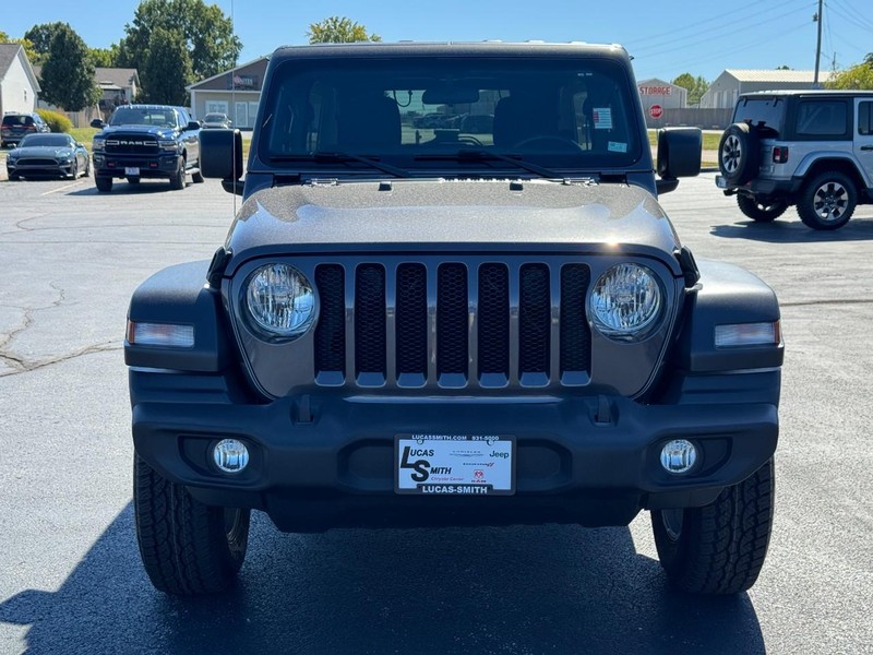 Jeep Wrangler Vehicle Full-screen Gallery Image 9