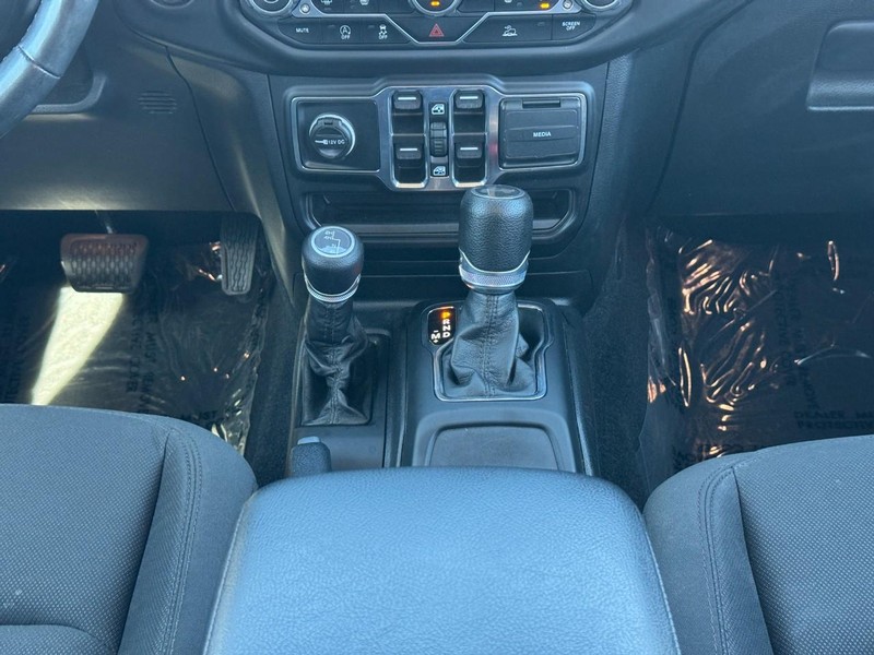 Jeep Wrangler Vehicle Full-screen Gallery Image 15