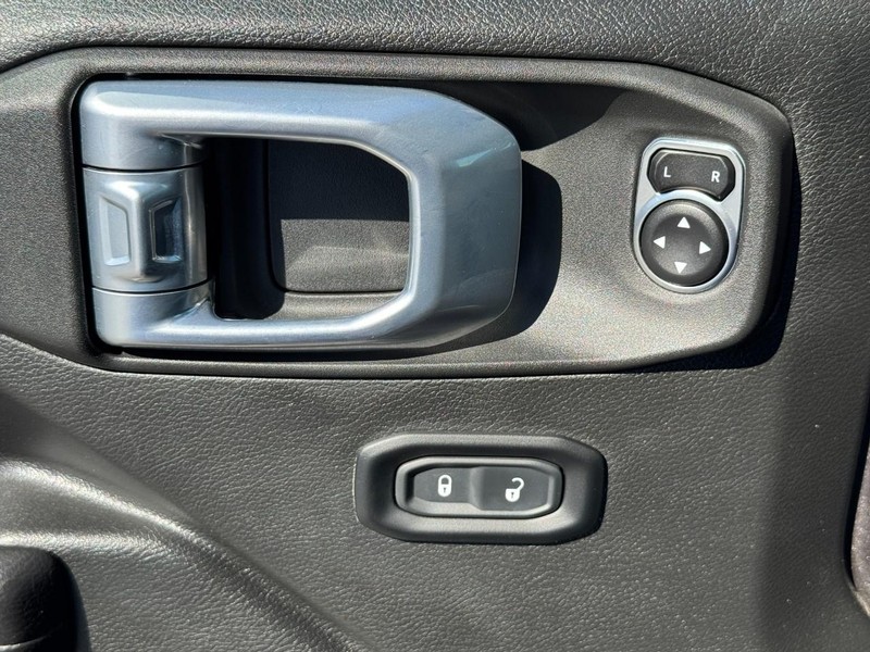 Jeep Wrangler Vehicle Full-screen Gallery Image 16