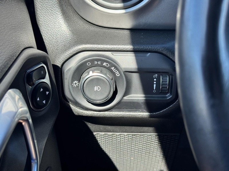Jeep Wrangler Vehicle Full-screen Gallery Image 18