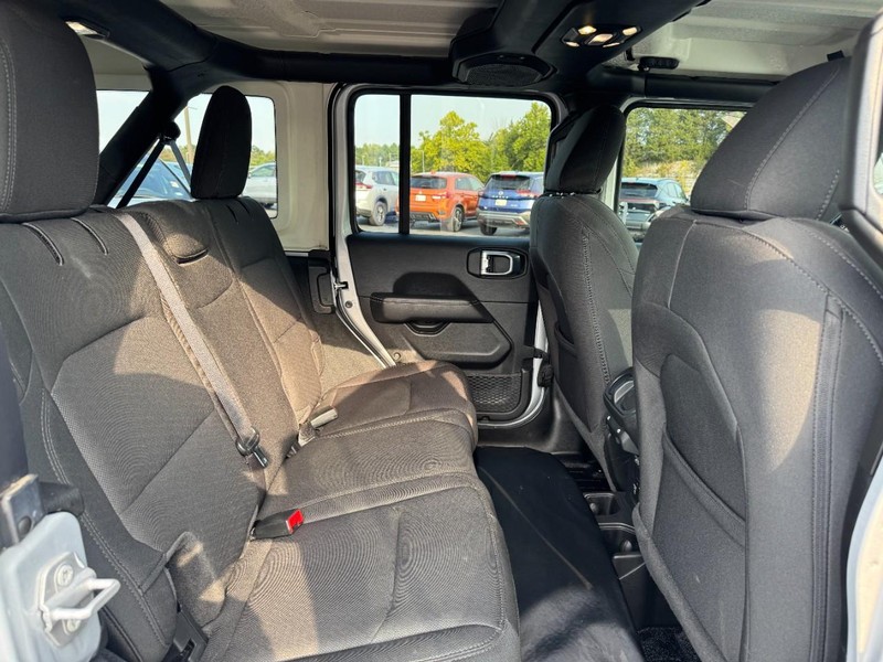 Jeep Wrangler Vehicle Full-screen Gallery Image 10